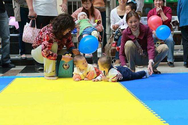 妈半岛·BOB官方网站妈倒立练瑜伽孩子走过来就咬住不放网友：这个举动太可爱了(图6)