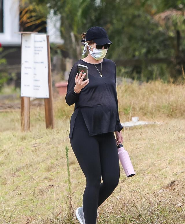 施瓦辛格女儿好潇洒薄纱上半岛·BOB官方网站衣配瑜伽裤孕期穿得清凉又时尚(图3)