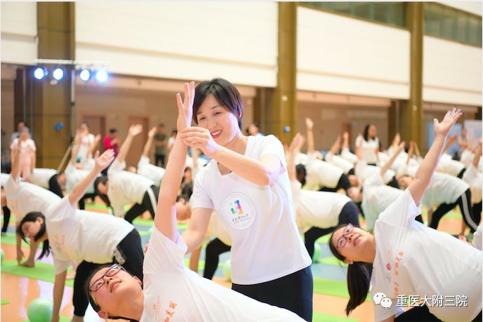 【媒体聚焦·上游新闻-健康人报】百人孕妇瑜伽大会盛BOB半岛中国官方网站大开启(图6)