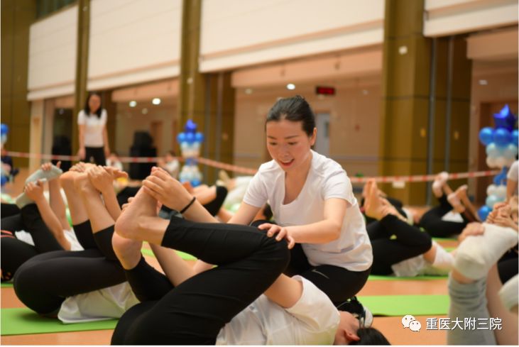 【媒体聚焦·上游新闻-健康人报】百人孕妇瑜伽大会盛BOB半岛中国官方网站大开启(图10)