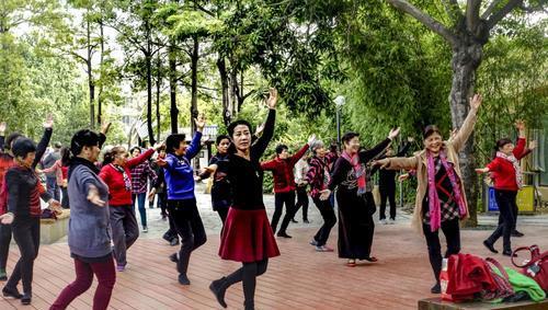 大饱眼福！湖北一群年轻女孩在广场练瑜伽围观大爷笑得BOB半岛合不拢嘴(图1)