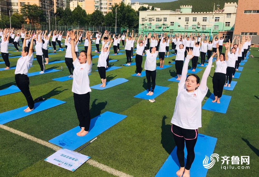 强身健体大BOB半岛中国官方网站融汇 泉城济南千人瑜伽大会举行(图3)