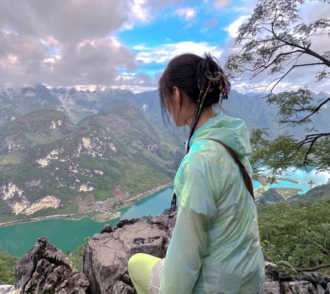 张馨予晒风景照惹争议！BOB半岛中国官方网站穿瑜伽裤翻山越岭老公何捷被吐槽太闲(图3)