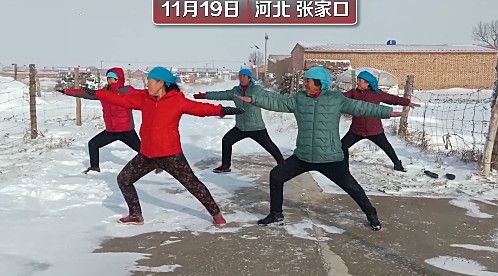 河北5名BOB半岛老人雪地练瑜伽现场大秀一字马不愧为中国瑜伽第一村(图1)