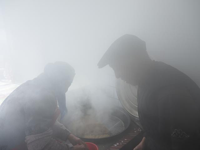 瑜伽进了玉狗BOB半岛梁村：八旬老太徒手倒立 曾被指撅冲撞老天爷(图9)