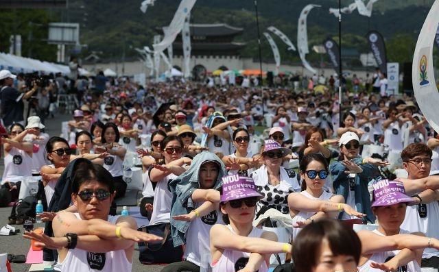 世界各地民众齐刷刷练“瑜伽”迎BOB半岛接第五个国际瑜伽日场面壮观(图6)