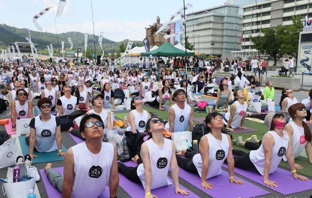 世界各地民众齐刷刷练“瑜伽”迎BOB半岛接第五个国际瑜伽日场面壮观(图8)