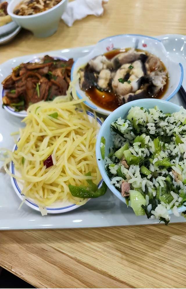 吃老年饭堂住养老公寓？这BOB半岛届年轻人真会玩(图1)