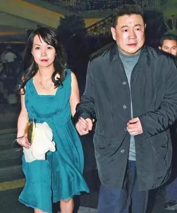 吕丽君：交好李嘉诚儿媳和教练合体练瑜伽日子过得比甘BOB半岛中国官方网站比自在(图3)