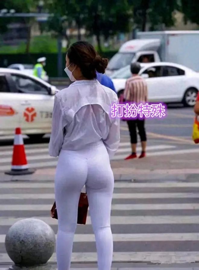 中年半岛·BOB官方网站女子穿瑜伽裤逛街路人纷纷侧目网友：这美女的身材绝绝子(图1)